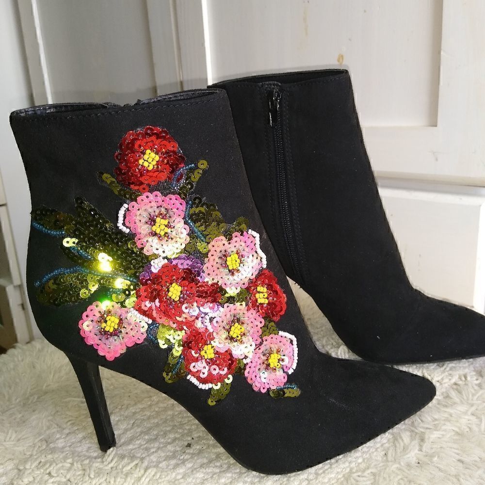 NIB 7.5 embellished black boots with sequins